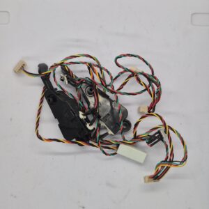 Robotkar szerelék kábelezéssel, elektronikai alkatrészek és vezetékek összekötve.