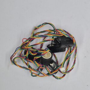 Vezérlő kábelek és csatlakozók robotokhoz, sok színű vezetékek, elektronikai alkatrészek.